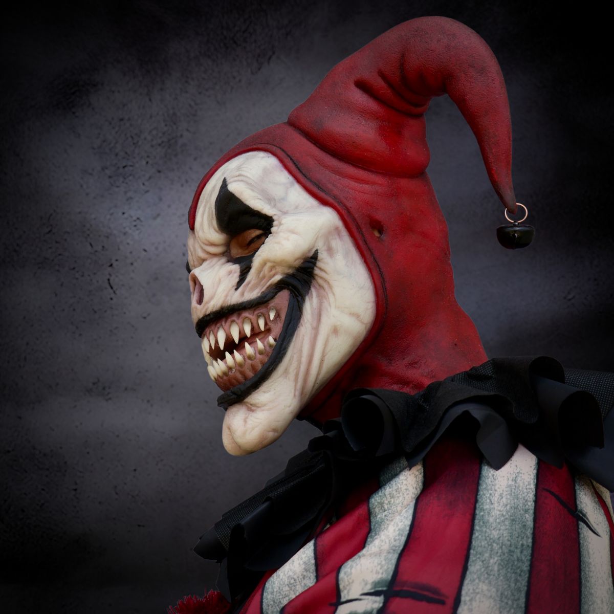 Jester Evil Clown Mask — Dark Carnival Horror Costume